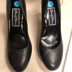 Leopard Bow Black Pumps size 6!